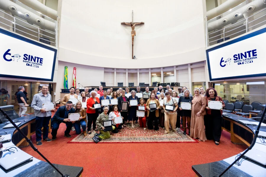 Homenageados do Sinte-SC participam de sessão especial na Alesc em celebração aos 60 anos do sindicato