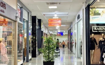 Sombrio Moda Shopping lança campanha dos Namorados Corredor interno do Sombrio Moda Shopping com lojas, circulação de clientes e campanha de Dia dos Namorados em Sombrio