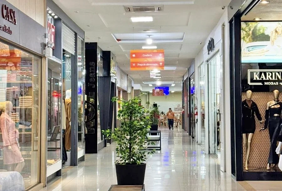 Sombrio Moda Shopping lança campanha dos Namorados Corredor interno do Sombrio Moda Shopping com lojas, circulação de clientes e campanha de Dia dos Namorados em Sombrio