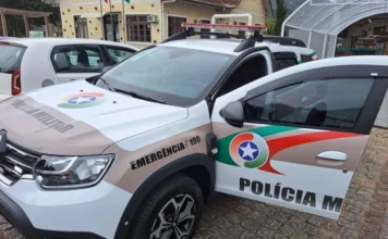 Suspeito invade casa da ex e acaba preso em Timbé do Sul Viatura da Polícia Militar em imagem ilustrativa para matéria sobre prisão por descumprimento de medida protetiva em Timbé do Sul.