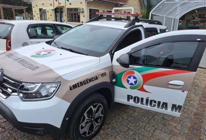 Suspeito invade casa da ex e acaba preso em Timbé do Sul Viatura da Polícia Militar em imagem ilustrativa para matéria sobre prisão por descumprimento de medida protetiva em Timbé do Sul.