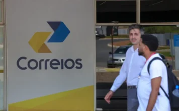 TCU cobra mais controle sobre dívida bilionária dos Correios Fachada dos Correios em matéria sobre alerta do TCU para risco fiscal em empréstimo bilionário da estatal