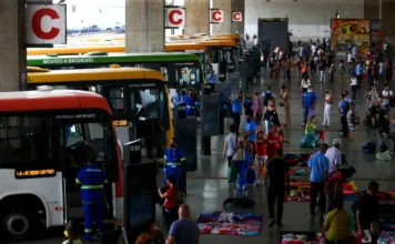 Tarifa zero pode injetar R$ 60 bi no país Passageiros circulam em terminal de ônibus urbano, em imagem relacionada ao estudo sobre tarifa zero no transporte público nas capitais brasileiras.