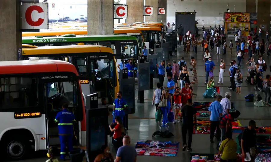 Passageiros circulam em terminal de ônibus urbano, em imagem relacionada ao estudo sobre tarifa zero no transporte público nas capitais brasileiras.
