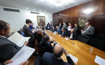 Taxa do CRLV pode ser extinta no Rio Grande do Sul Reunião do Colégio de Líderes da ALRS sobre projeto que pode extinguir a taxa do CRLV no Rio Grande do Sul.