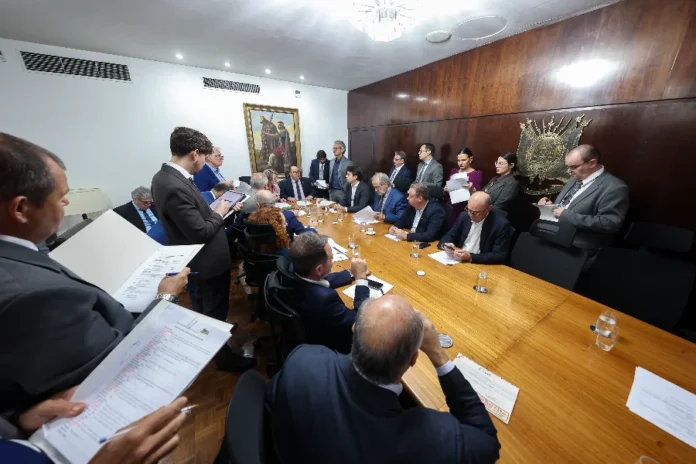 Taxa do CRLV pode ser extinta no Rio Grande do Sul Reunião do Colégio de Líderes da ALRS sobre projeto que pode extinguir a taxa do CRLV no Rio Grande do Sul.