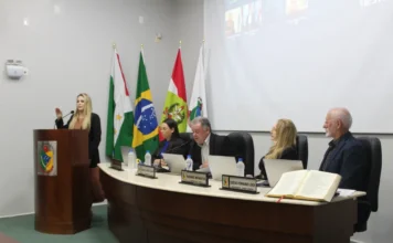 Thais Figueredo toma posse na Câmara de Forquilhinha Vereadora Thais Figueredo discursa na tribuna durante sessão da Câmara de Forquilhinha após posse no Legislativo municipal