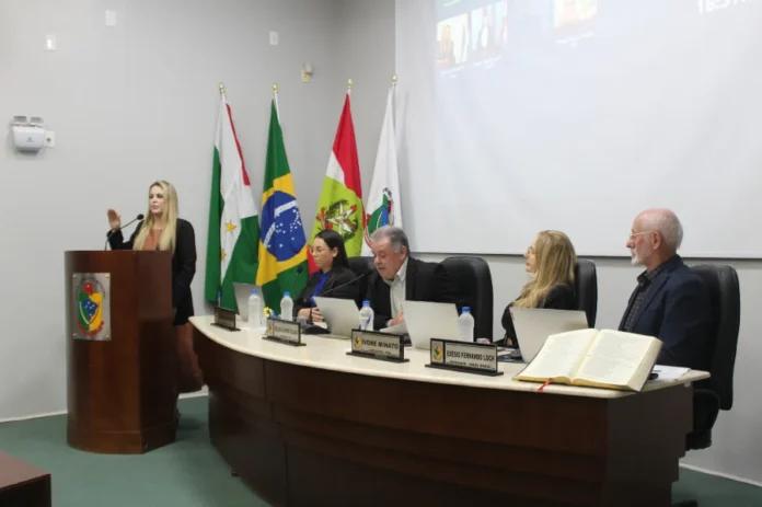 Thais Figueredo toma posse na Câmara de Forquilhinha Vereadora Thais Figueredo discursa na tribuna durante sessão da Câmara de Forquilhinha após posse no Legislativo municipal