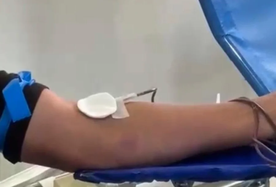 Doação de sangue realizada por voluntário durante ação mensal organizada em Timbé do Sul com encaminhamento ao Hemosc de Criciúma.