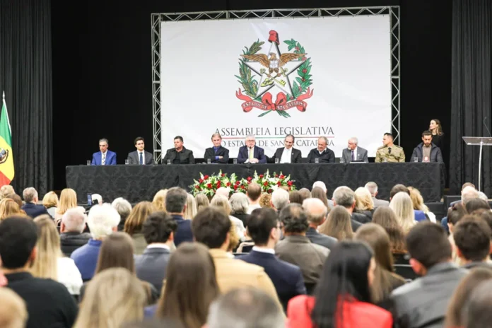Turvo celebra 70 anos da comarca com homenagens da Alesc Sessão solene da Alesc em Turvo celebra 70 anos da Comarca com autoridades e público no Centro de Eventos