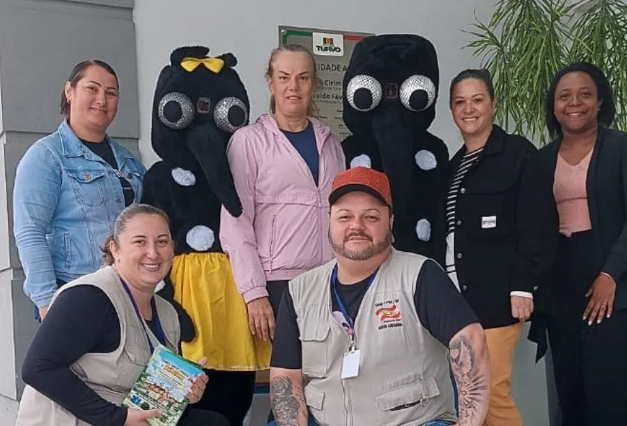 Turvo mobiliza moradores contra avanço da dengue Equipe da Secretaria de Saúde de Turvo realiza ação de prevenção à dengue no bairro Cidade Alta com personagens do Aedes aegypti