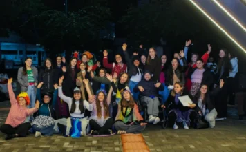 Unesc abre Jornada Acadêmica com foco no brincar Estudantes de Pedagogia da Unesc participam da abertura da Jornada Acadêmica sobre o brincar na Praça do Estudante