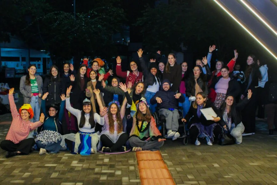 Estudantes de Pedagogia da Unesc participam da abertura da Jornada Acadêmica sobre o brincar na Praça do Estudante