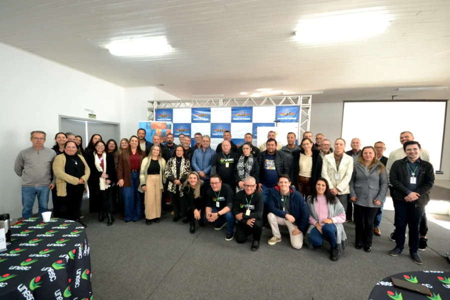 Unesc apoia plano de desenvolvimento em Passo de Torres Representantes da Unesc e lideranças reunidos em Passo de Torres para discutir plano de desenvolvimento socioeconômico do município.