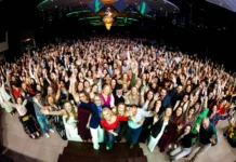 Unesc celebra Dia do Trabalhador com evento especial Grande grupo de colaboradores, professores e lideranças da Unesc reunidos na AM Master Hall em celebração ao Dia do Trabalhador, destacando a integração e valorização da comunidade acadêmica.