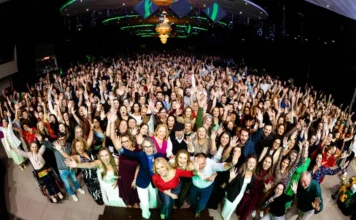 Unesc celebra Dia do Trabalhador com evento especial Grande grupo de colaboradores, professores e lideranças da Unesc reunidos na AM Master Hall em celebração ao Dia do Trabalhador, destacando a integração e valorização da comunidade acadêmica.