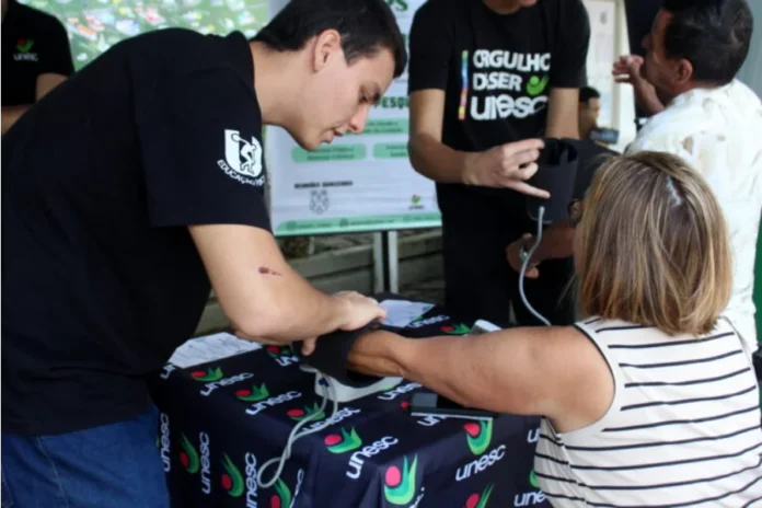 Unesc celebra Extensão como eixo de formação Estudante da Unesc realiza atendimento de saúde durante ação de Extensão universitária em Criciúma, aproximando universidade e comunidade.