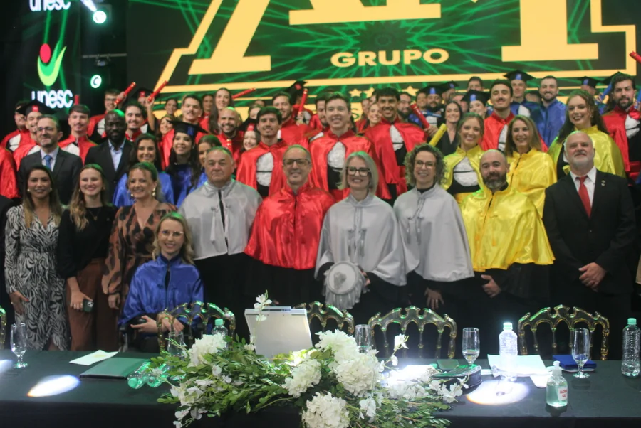 Formatura da Unesc reúne novos profissionais de graduação em cerimônia de colação de grau com professores e autoridades acadêmicas.