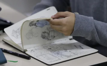 Unesc supera média catarinense no Enade das licenciaturas Estudante folheia caderno de desenhos em curso de Artes Visuais da Unesc, destaque no Enade das licenciaturas 2025.