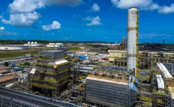 Uso de refinarias da Petrobras atinge maior nível em anos Refinaria da Petrobras com estruturas industriais e torre de processamento durante alta no uso das refinarias no Brasil