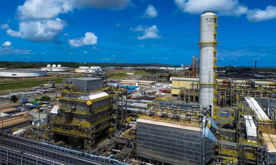 Refinaria da Petrobras com estruturas industriais e torre de processamento durante alta no uso das refinarias no Brasil