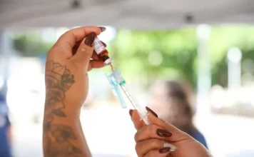 VSR eleva casos graves em bebês no Brasil, alerta Fiocruz Profissional de saúde prepara dose de vacina contra vírus respiratórios durante campanha de imunização no Brasil