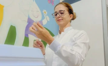 Vacinação contra gripe avança em Santa Catarina rofissional de saúde prepara dose de vacina contra a gripe em unidade de vacinação de Santa Catarina