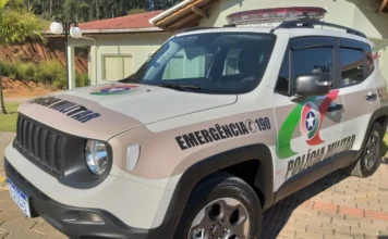 Venda de droga por PIX termina com suspeitos detidos Viatura da Polícia Militar ilustra ocorrência de tráfico de drogas registrada em Criciúma
