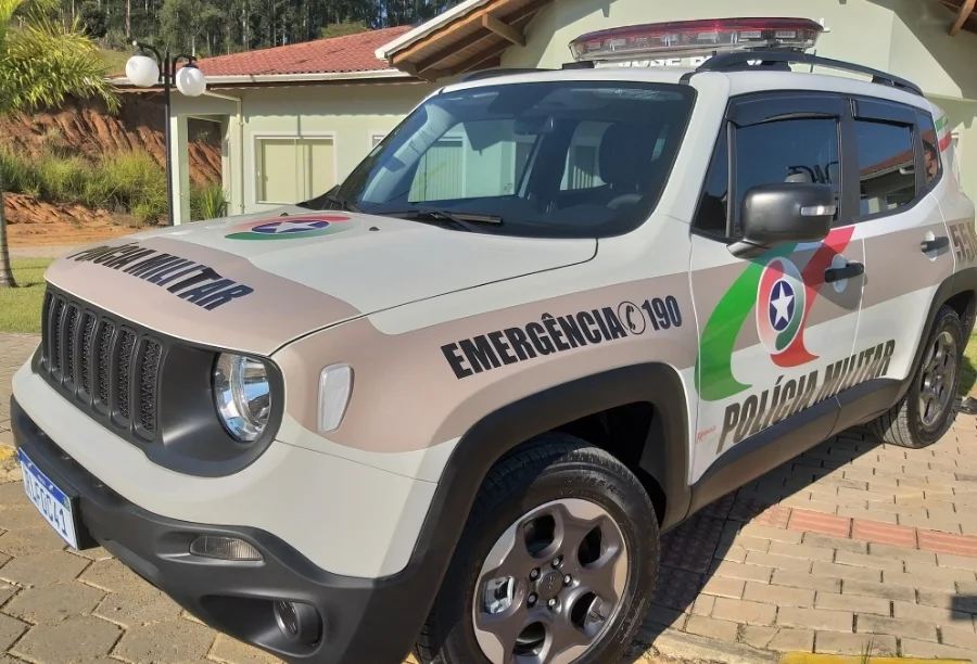 Viatura da Polícia Militar ilustra ocorrência de tráfico de drogas registrada em Criciúma