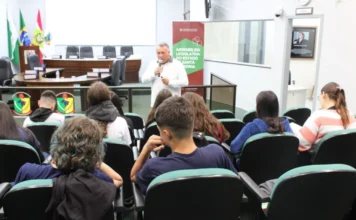 Vereadores mirins participam de seminário em Forquilhinha Vereadores mirins participam de seminário de formação política e cidadã na Câmara de Vereadores de Forquilhinha, em atividade promovida pela Alesc.
