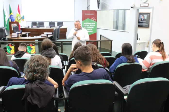 Vereadores mirins participam de seminário em Forquilhinha Vereadores mirins participam de seminário de formação política e cidadã na Câmara de Vereadores de Forquilhinha, em atividade promovida pela Alesc.