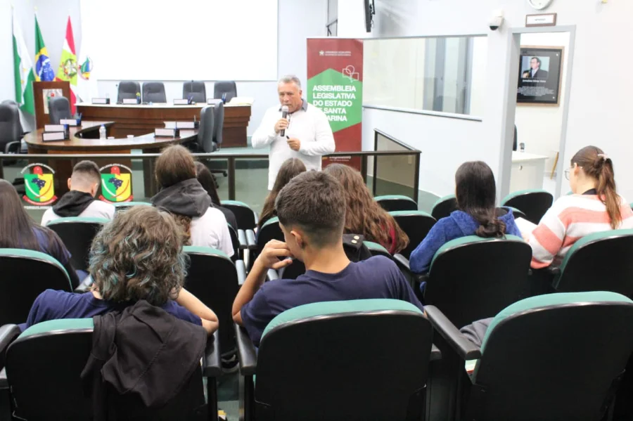 Vereadores mirins participam de seminário de formação política e cidadã na Câmara de Vereadores de Forquilhinha, em atividade promovida pela Alesc.