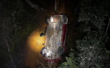 Veículo cai em rio após saída de pista em Lauro Müller