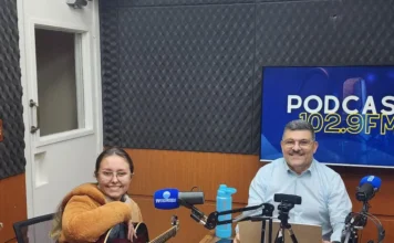 Cantora emociona com louvor e reflexão no Podcast da 102.9