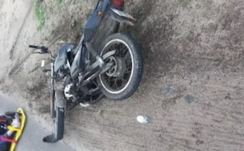 Motociclista fica gravemente ferido em queda