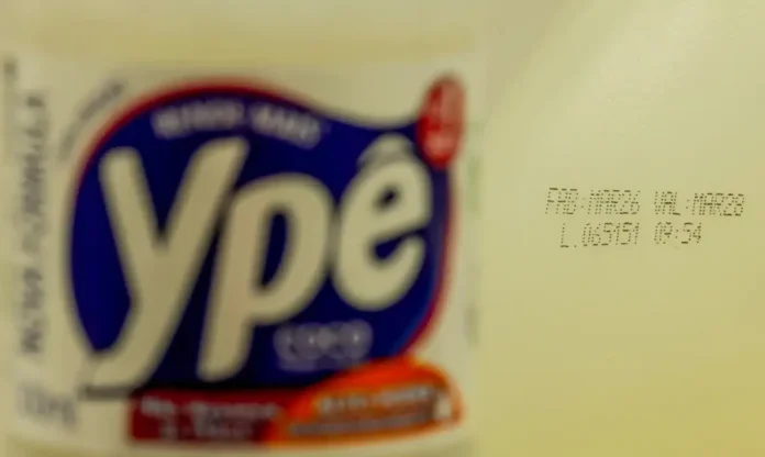Ypê pede que consumidores não usem produtos suspensos Produto da Ypê com lote final 1 aparece em destaque após orientação sobre suspensão da Anvisa por contaminação