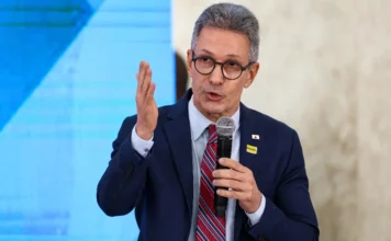 Zema diz que STF virou balcão de negócios Governador Romeu Zema durante pronunciamento sobre críticas ao STF e defesa de mudanças no sistema político brasileiro.