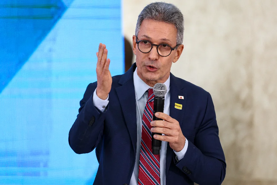 Governador Romeu Zema durante pronunciamento sobre críticas ao STF e defesa de mudanças no sistema político brasileiro.