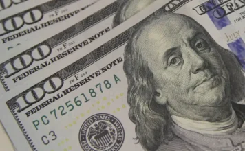 Dólar supera R$ 5 e bolsa cai com cenário de tensão