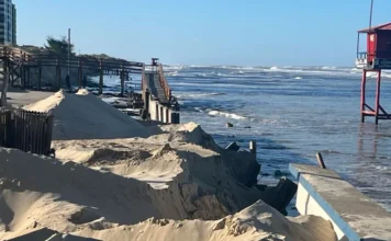 Ressaca causa danos no calçadão de Tramandaí