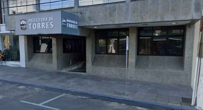 prefeitura-de-torres-e-evacuada-apos-risco-estrutural-no-edificio-www.studio.tv_.br-19-03-2025_16_03_49 (1)
