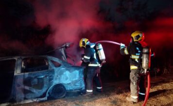 Carro é destruído por incêndio em Criciúma