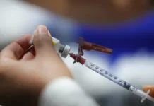 Vacina da dengue para crianças segue disponível no SUS