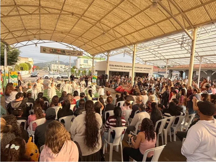 1º CULTIVA valoriza cultura local em Jacinto Machado Público acompanha apresentações culturais durante o 1º CULTIVA Jacinto Machado na Rua Coberta, com programação de arte, tradição e valorização da cultura local.