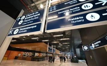 Aeroporto de Florianópolis lidera ranking mundial Aeroporto Internacional de Florianópolis com placas de check-in, embarque e desembarque, eleito melhor aeroporto do mundo em ranking da AirHelp