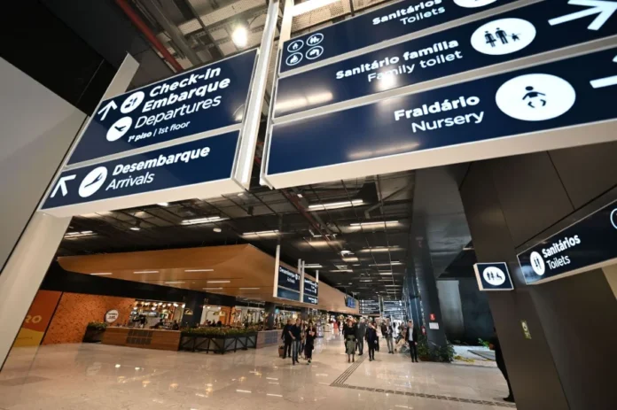 Aeroporto de Florianópolis lidera ranking mundial Aeroporto Internacional de Florianópolis com placas de check-in, embarque e desembarque, eleito melhor aeroporto do mundo em ranking da AirHelp