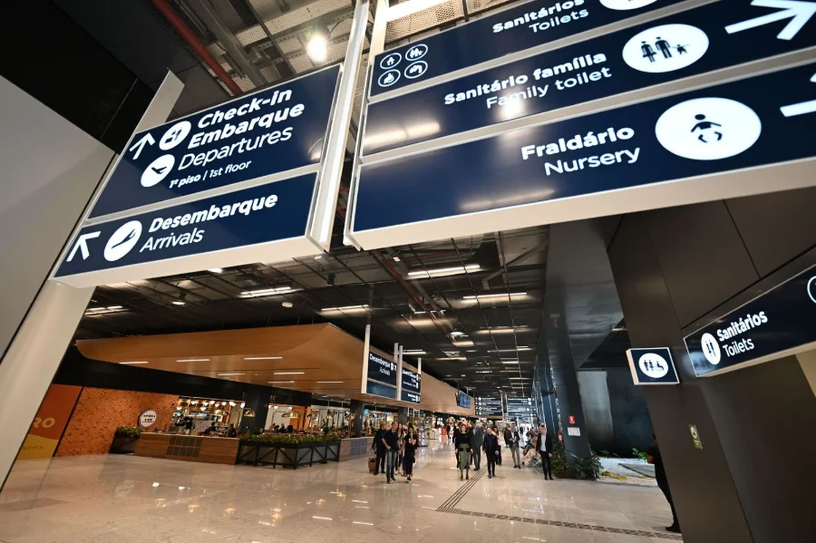 Aeroporto Internacional de Florianópolis com placas de check-in, embarque e desembarque, eleito melhor aeroporto do mundo em ranking da AirHelp