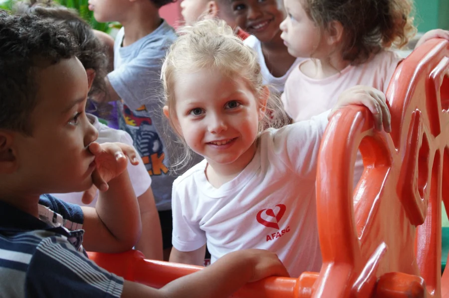 Crianças atendidas pela Afasc em Criciúma participam de atividade em espaço infantil da instituição, que completa 53 anos de atuação social.