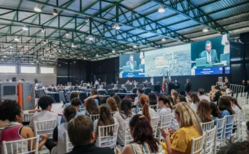 Alesc Itinerante soma 10 cidades e mais de 700 propostas Público acompanha sessão do Alesc Itinerante em Araranguá, no Sul de Santa Catarina, durante etapa do programa da Assembleia Legislativa