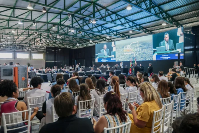 Alesc Itinerante soma 10 cidades e mais de 700 propostas Público acompanha sessão do Alesc Itinerante em Araranguá, no Sul de Santa Catarina, durante etapa do programa da Assembleia Legislativa